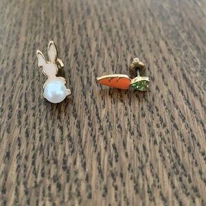 Rabbit and carrot pearl earrings